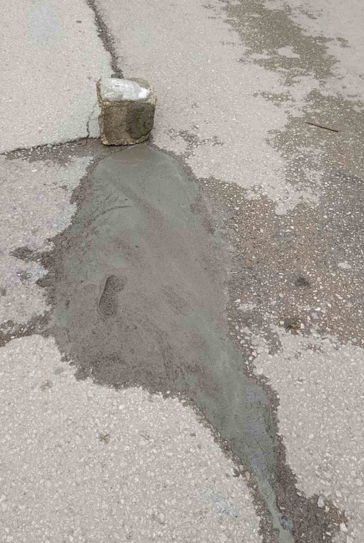 Çukurlu Yolu Vatandaşlar Beton Dökerek Düzeltmeye Çalıştı