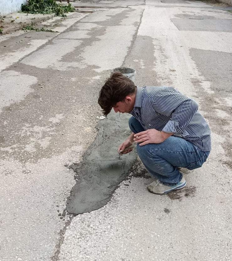Çukurlu Yolu Vatandaşlar Beton Dökerek Düzeltmeye Çalıştı