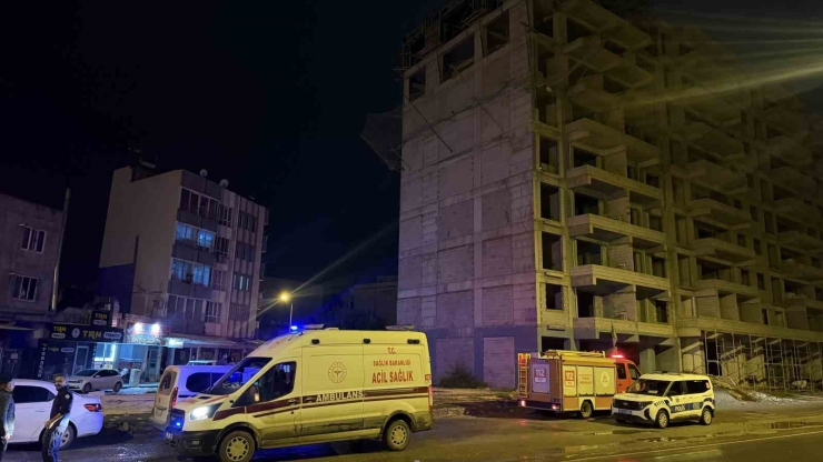 Bir Yılda 7 Kez Üst Geçitten Atlamak İsteyen Şahıs, Bu Defa İnşaatın Tepesine Çıktı
