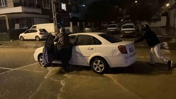 Adıyaman’da Şiddetli Yağış Hayatı Felç Etti: Birçok Araç Mahsur Kaldı