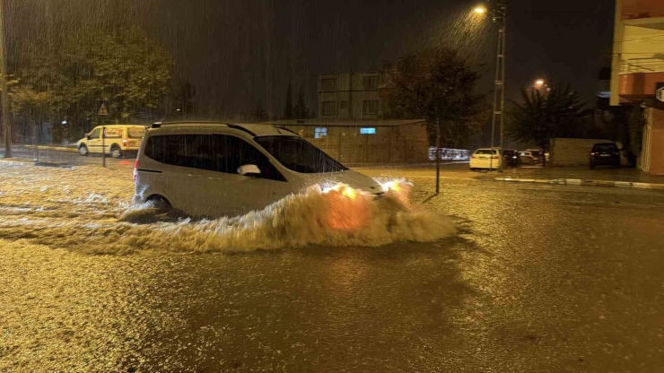 Adıyaman’da Şiddetli Yağış Hayatı Felç Etti: Birçok Araç Mahsur Kaldı