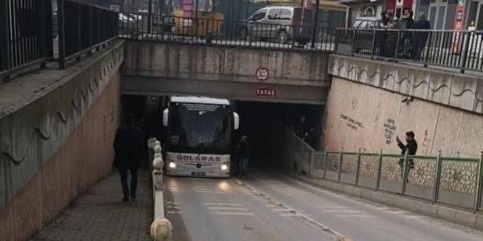 Adıyaman Yolcu Otobüsü Alt Geçide Sıkıştı